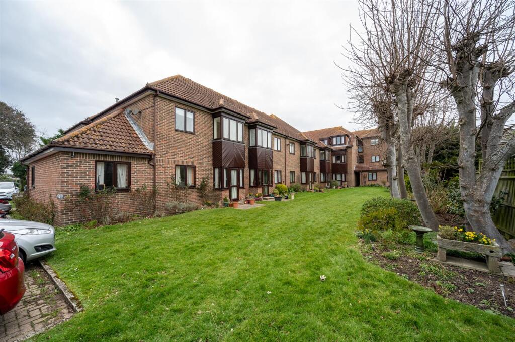 1 bed 1st Floor Flat for rent in Fleet. From Arden & Way - Hayling Island