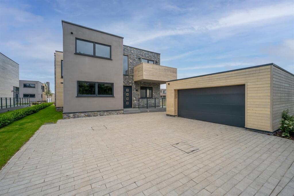 5 bed Detached for rent in Fleet. From Arden & Way - Hayling Island