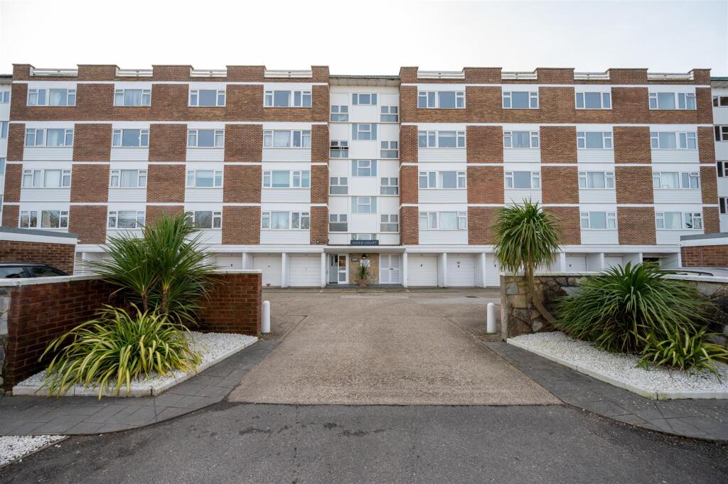 3 bed 1st Floor Flat for rent in Fleet. From Arden & Way - Hayling Island