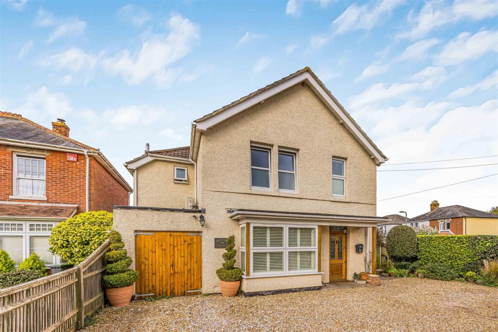 4 bed Detached for rent in Fleet. From Arden & Way - Hayling Island 4 bed Detached for rent in Fleet. From Arden & Way - Hayling Island