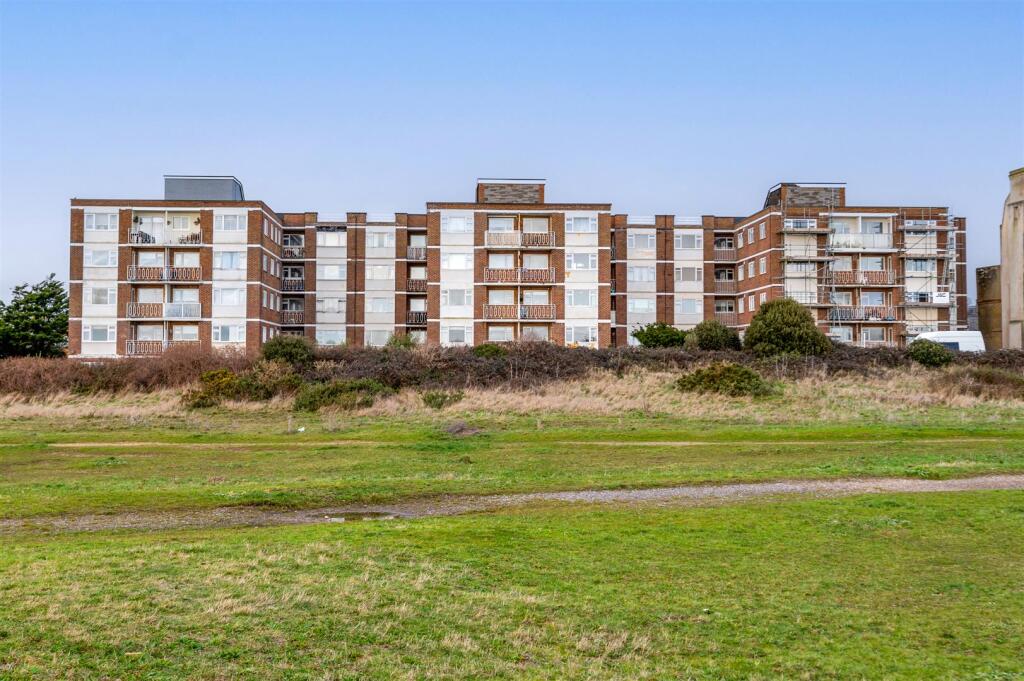 2 bed 1st Floor Flat for rent in Fleet. From Arden & Way - Hayling Island