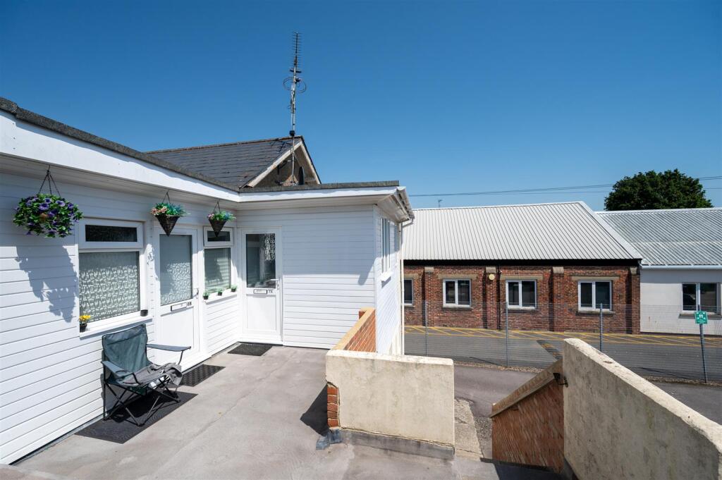 1 bed 1st Floor Flat for rent in Fleet. From Arden & Way - Hayling Island