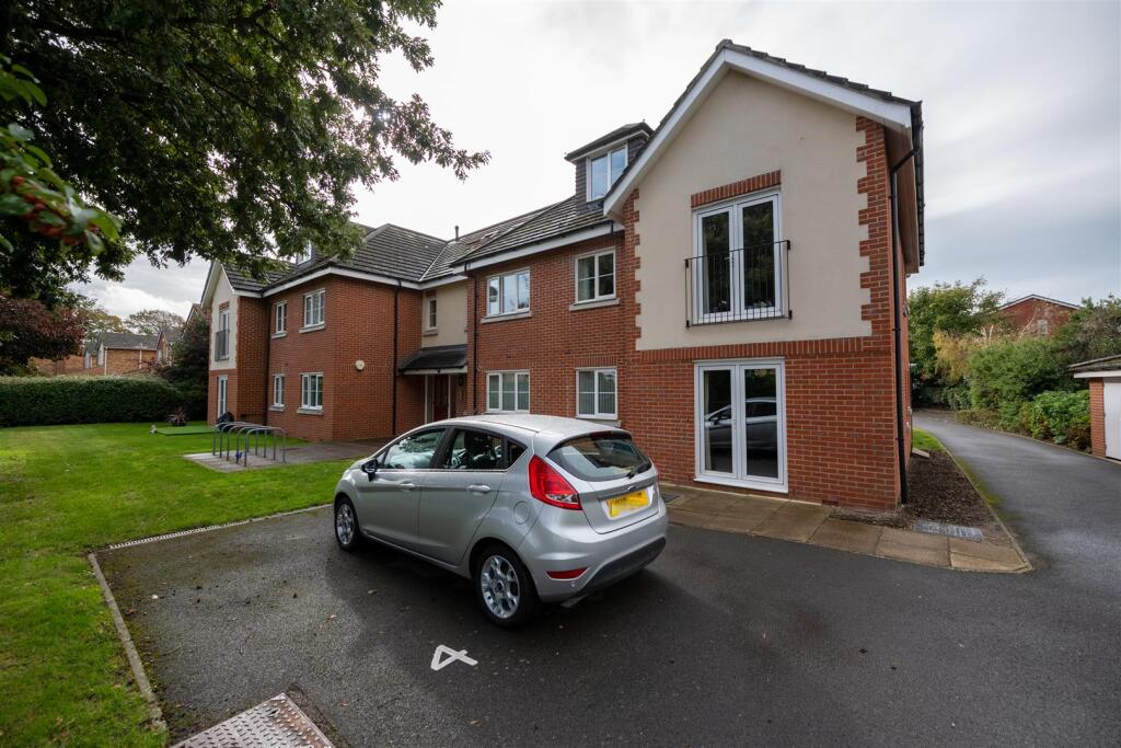 2 bed 1st Floor Flat for rent in Fleet. From Arden & Way - Hayling Island