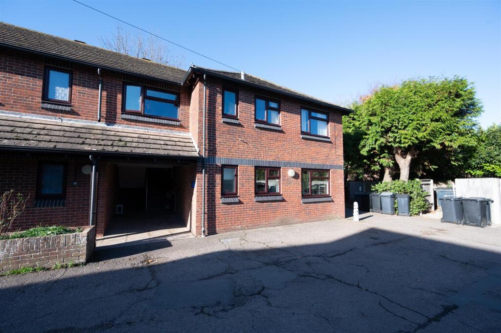 1 bed 1st Floor Flat for rent in Fleet. From Arden & Way - Hayling Island