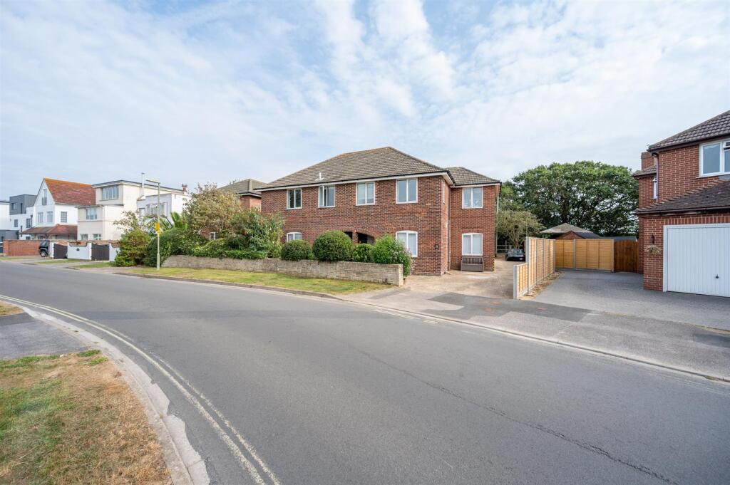 2 bed 1st Floor Flat for rent in Fleet. From Arden & Way - Hayling Island 2 bed 1st Floor Flat for rent in Fleet. From Arden & Way - Hayling Island