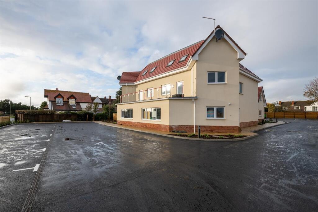 2 bed Apartment for rent in Fleet. From Arden & Way - Hayling Island