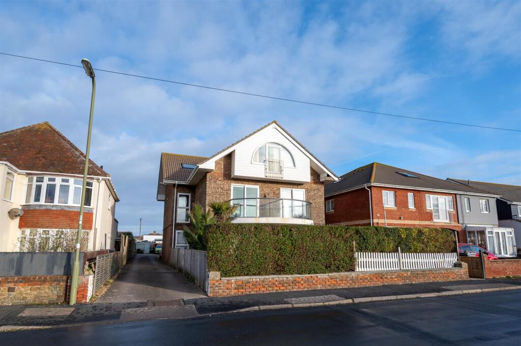 2 bed 1st Floor Flat for rent in Fleet. From Arden & Way - Hayling Island