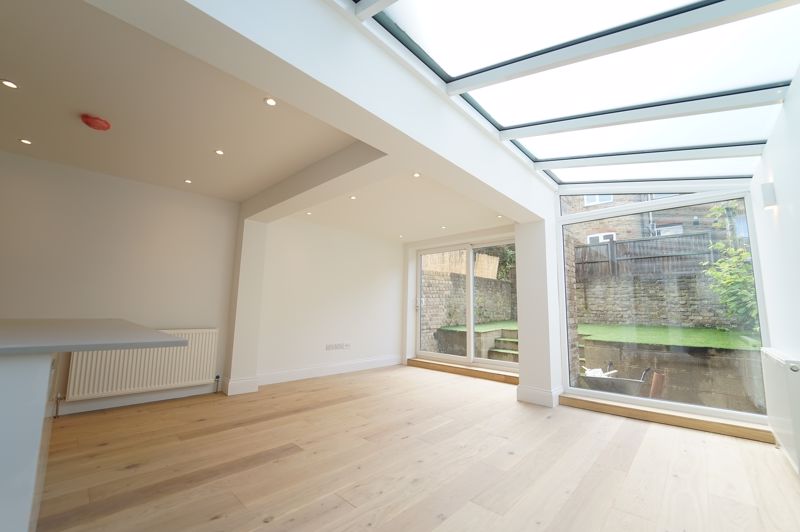 2 bed Period Conversion for rent in London. From Ashley Milton Estate Agents 2 bed Period Conversion for rent in London. From Ashley Milton Estate Agents