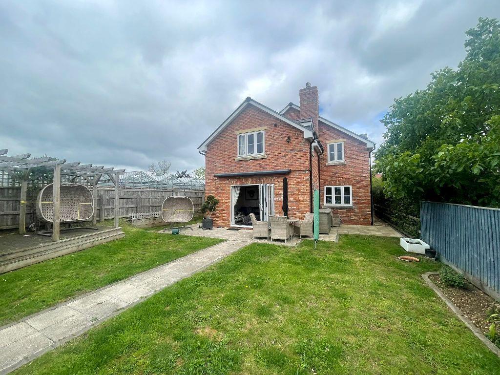 4 bed Detached for rent in Offenham. From Avon Estates Sales & Lettings - Evesham