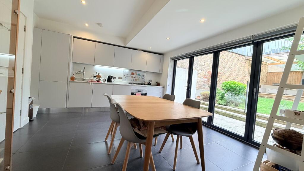 3 bed Detached for rent in Woodford. From Bairstow Eves - Lettings - South Woodford 3 bed Detached for rent in Woodford. From Bairstow Eves - Lettings - South Woodford