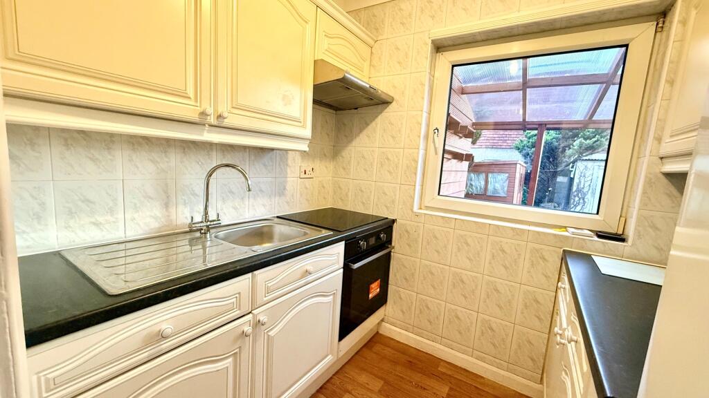 2 bed 1st Floor Flat for rent in Chigwell. From Bairstow Eves - Lettings - South Woodford
