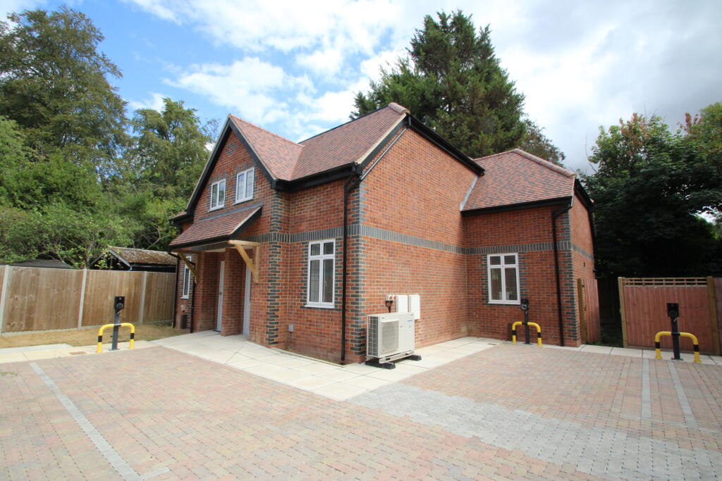 3 bed Detached for rent in Farleigh. From Bairstow Eves - Lettings - East Croydon 3 bed Detached for rent in Farleigh. From Bairstow Eves - Lettings - East Croydon