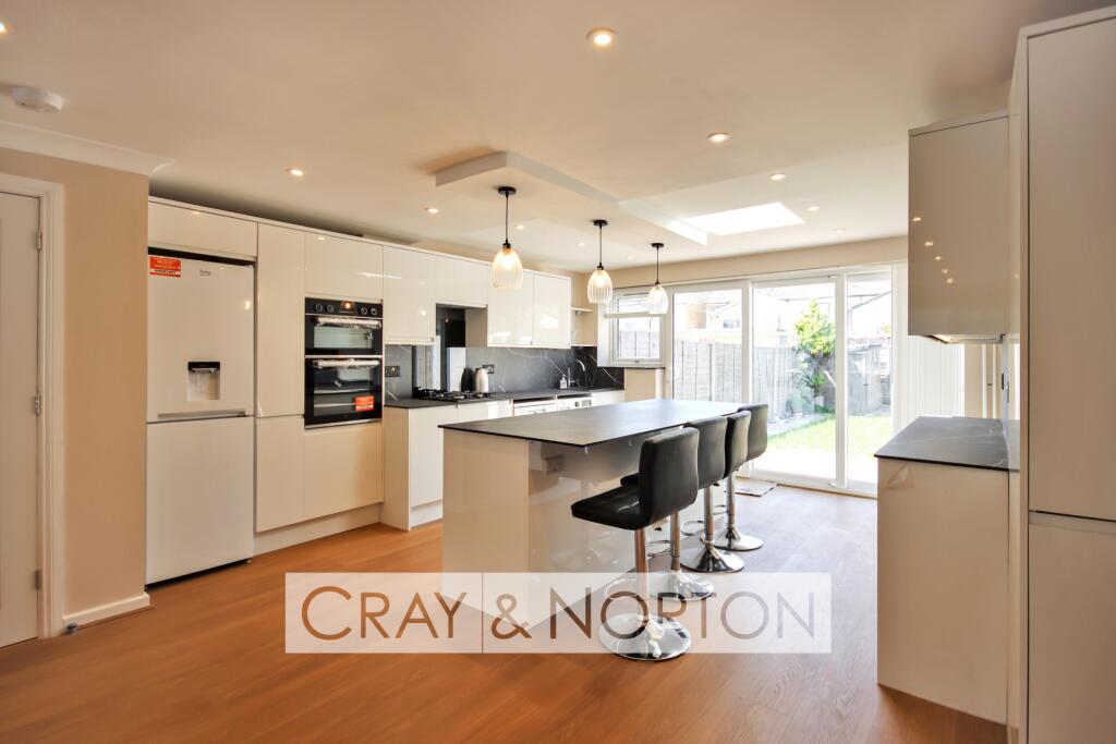 3 bed Mid Terraced House for rent in Penge. From Cray & Norton Estate Agents - Croydon