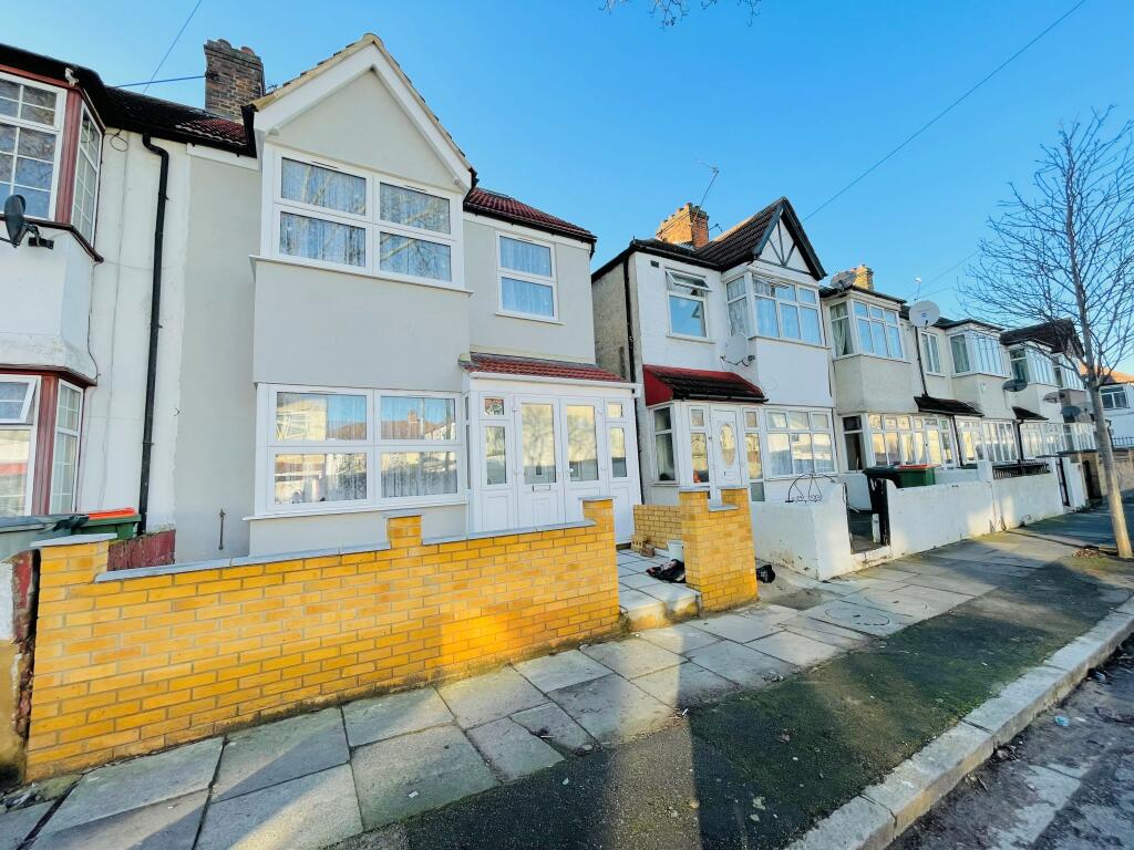5 bed Detached House for rent in East Ham. From Bairstow Eves - Lettings - Stratford
