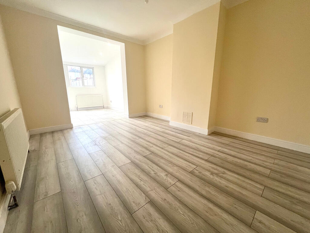 4 bed Mid Terraced House for rent in Dagenham. From Bairstow Eves - Lettings - Barking