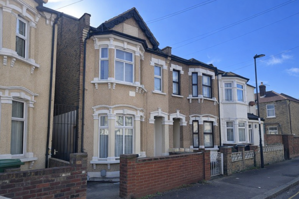 2 bed 1st Floor Flat for rent in Barking. From Bairstow Eves - Barking