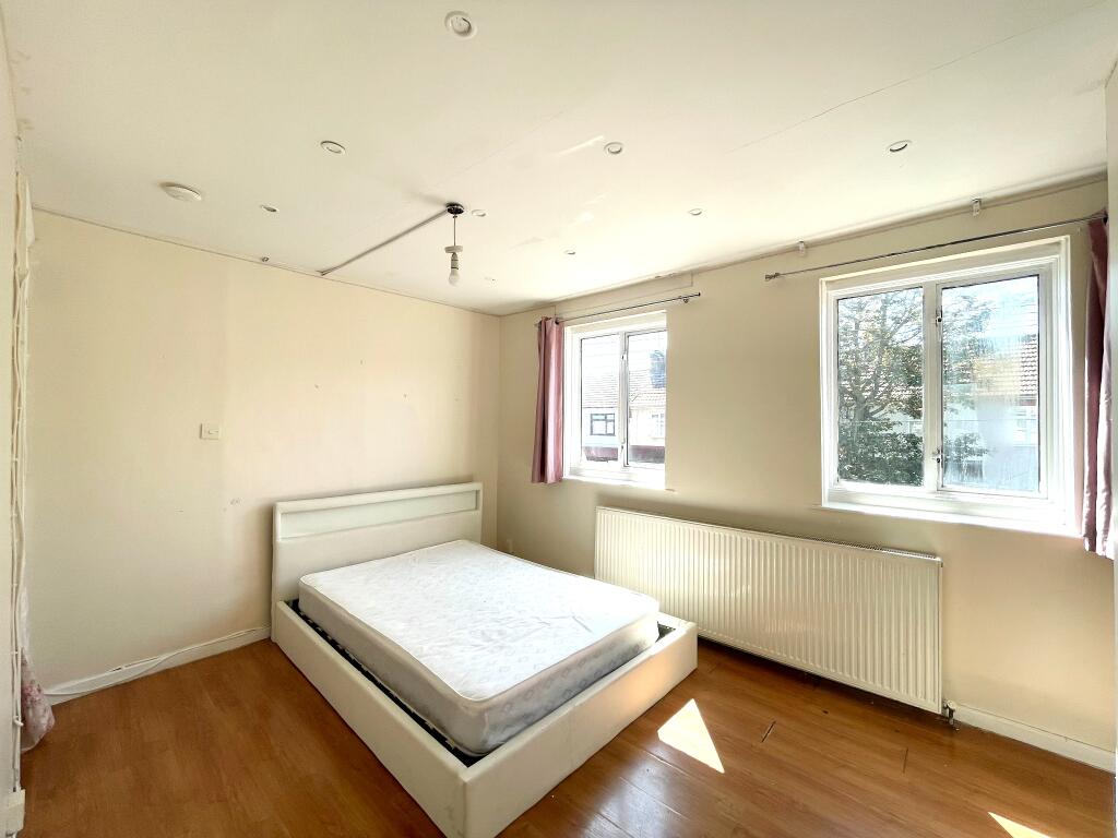 4 bed Detached for rent in East Ham. From Bairstow Eves - Barking 4 bed Detached for rent in East Ham. From Bairstow Eves - Barking