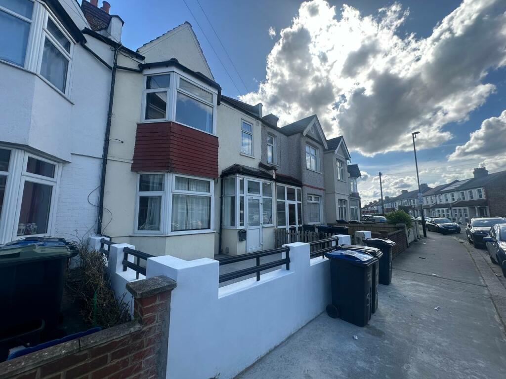3 bed Mid Terraced House for rent in Croydon. From Bairstow Eves - Lettings - Norbury