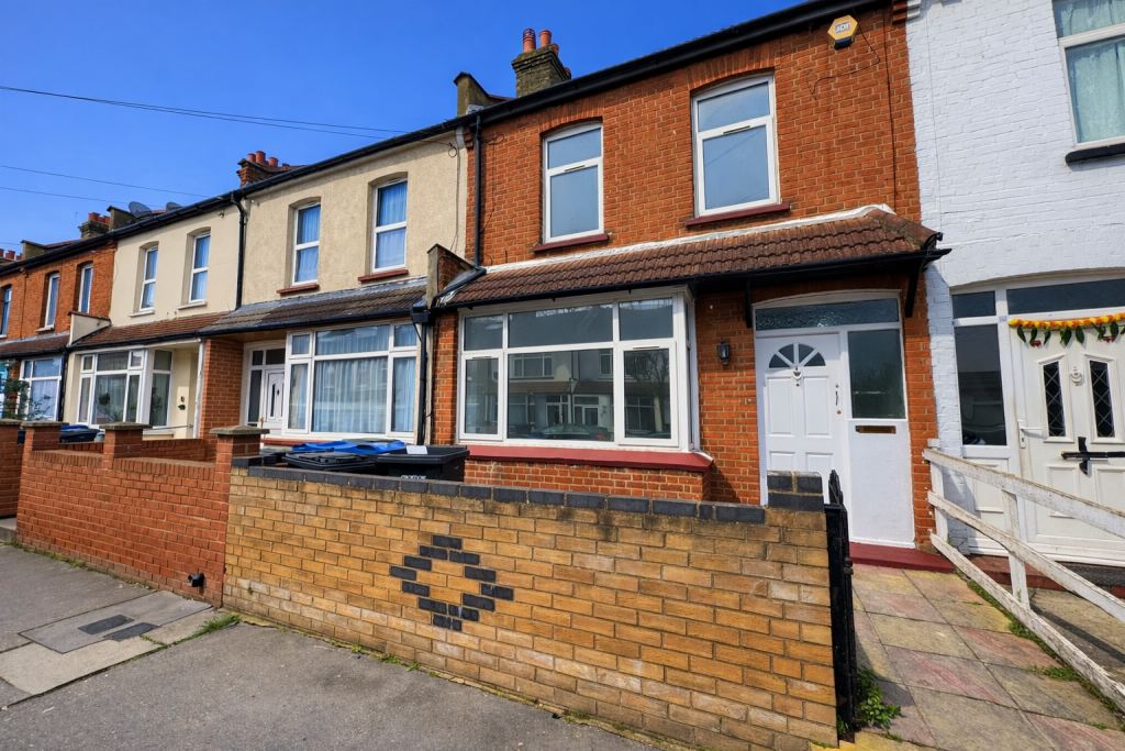 4 bed Detached for rent in Croydon. From Bairstow Eves Lettings - Norbury