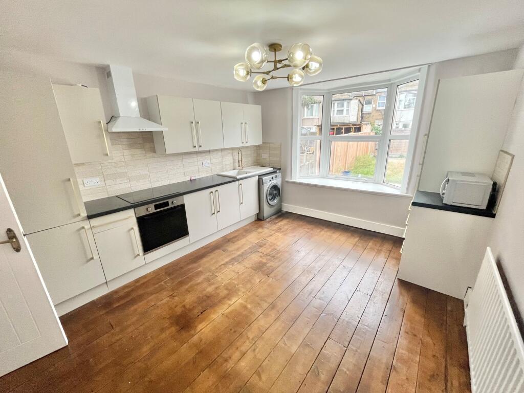 2 bed 1st Floor Flat for rent in Southend-on-Sea. From Bairstow Eves - Southend-on-Sea