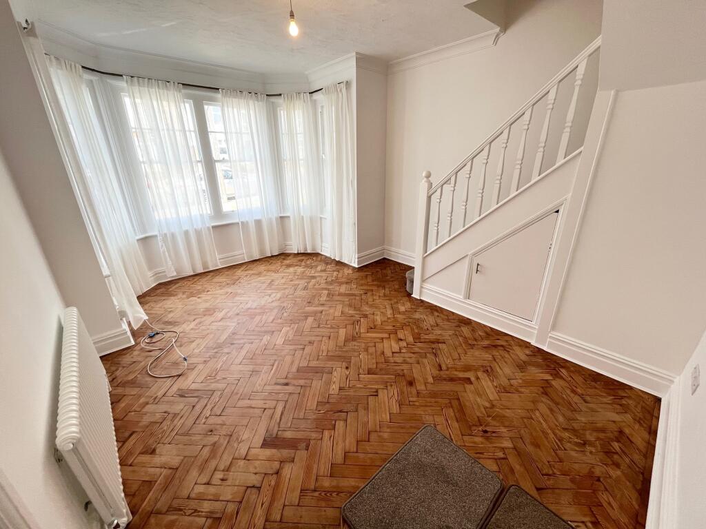 2 bed Apartment for rent in Southend-on-Sea. From Bairstow Eves - Southend-on-Sea