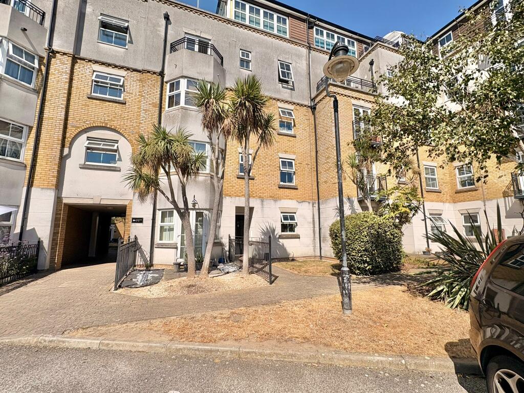 2 bed Apartment for rent in Southend-on-Sea. From Bairstow Eves - Southend-on-Sea