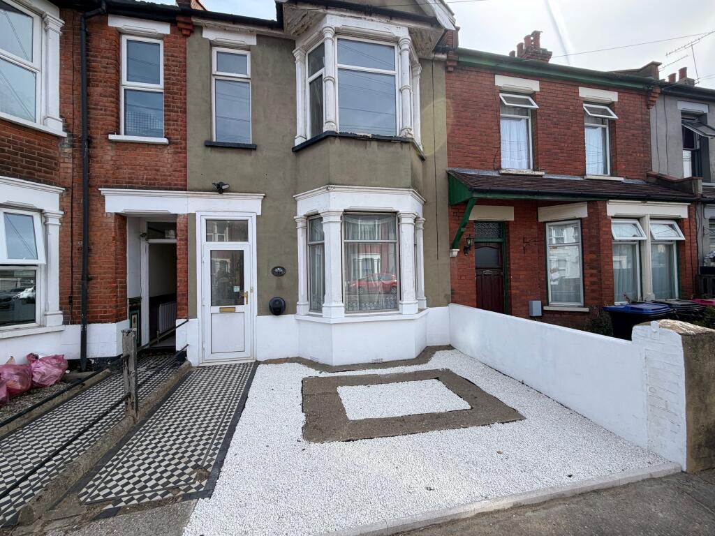 3 bed 1st Floor Flat for rent in Southend-on-Sea. From Bairstow Eves - Southend-on-Sea 3 bed 1st Floor Flat for rent in Southend-on-Sea. From Bairstow Eves - Southend-on-Sea