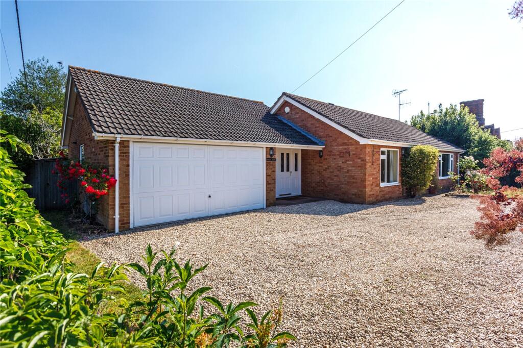 4 bed Bungalow for rent in Gallowstree Common. From Ballards Estate Agents - Henley On Thames