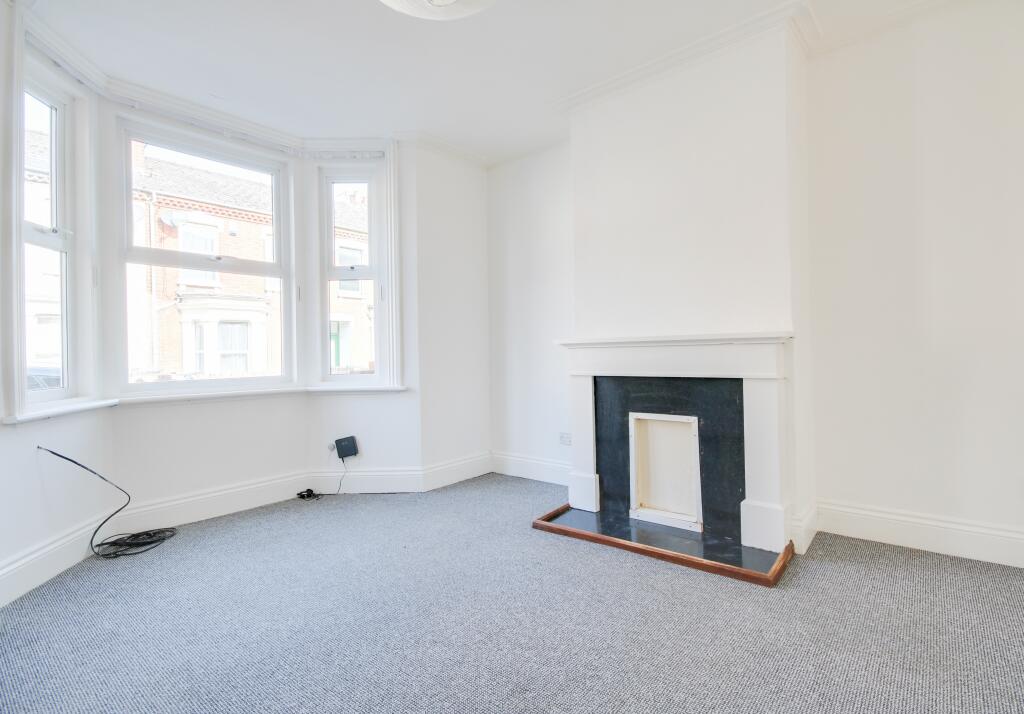 3 bed Mid Terraced House for rent in Gloucester. From Belvoir Gloucester - Gloucester 3 bed Mid Terraced House for rent in Gloucester. From Belvoir Gloucester - Gloucester