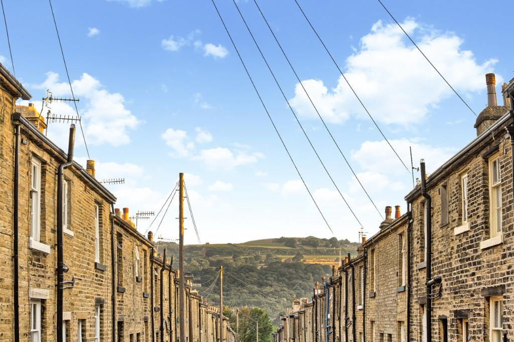 2 bed Mid Terraced House for rent in Shipley. From Blue Residential - Guiseley