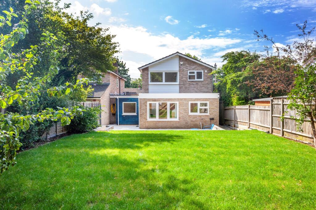4 bed Link detached for rent in Chalkhouse Green. From Black & White Property Services - Reading 4 bed Link detached for rent in Chalkhouse Green. From Black & White Property Services - Reading