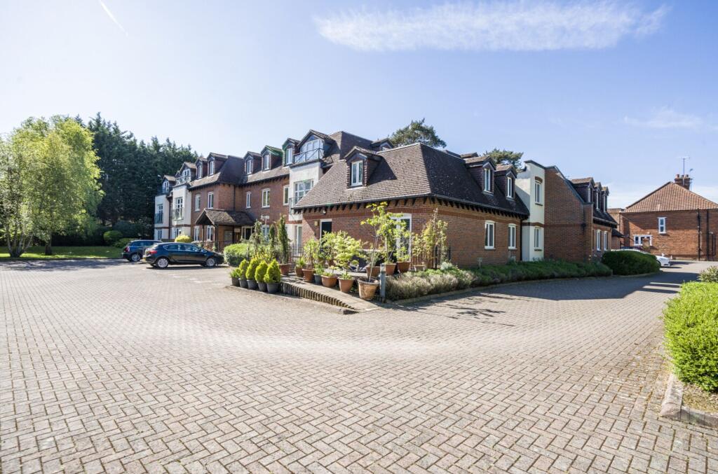 2 bed 1st Floor Flat for rent in Charvil. From Black & White Property Services - Reading