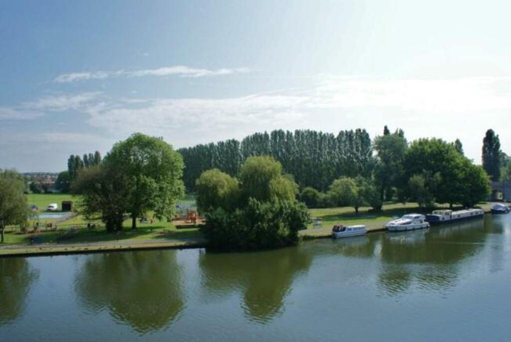 2 bed Apartment for rent in Reading. From Black & White Property Services - Reading