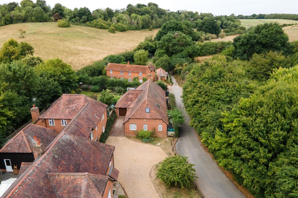 4 bed Detached for rent in Chalkhouse Green. From Black & White Property Services - Reading