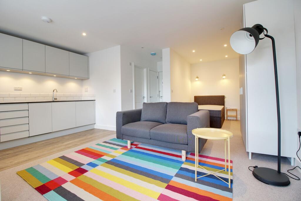 4 bed Studio for rent in Reading. From Black & White Property Services - Reading