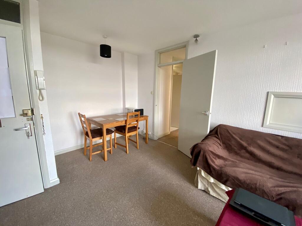 2 bed 1st Floor Flat for rent in Reading. From Black & White Property Services - Reading