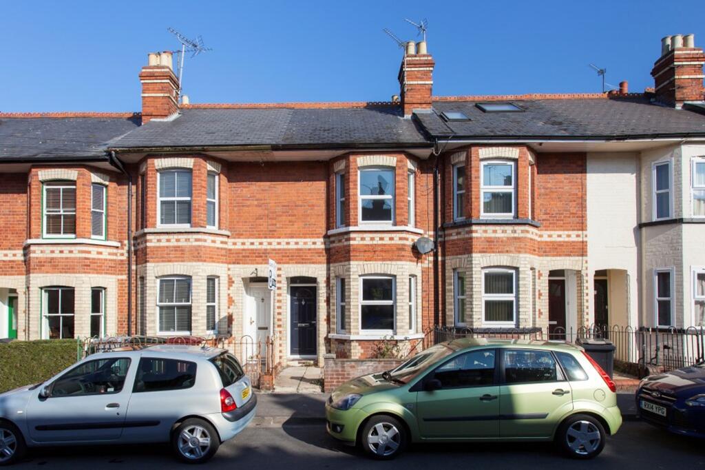 2 bed Mid Terraced House for rent in Reading. From Black & White Property Services - Reading