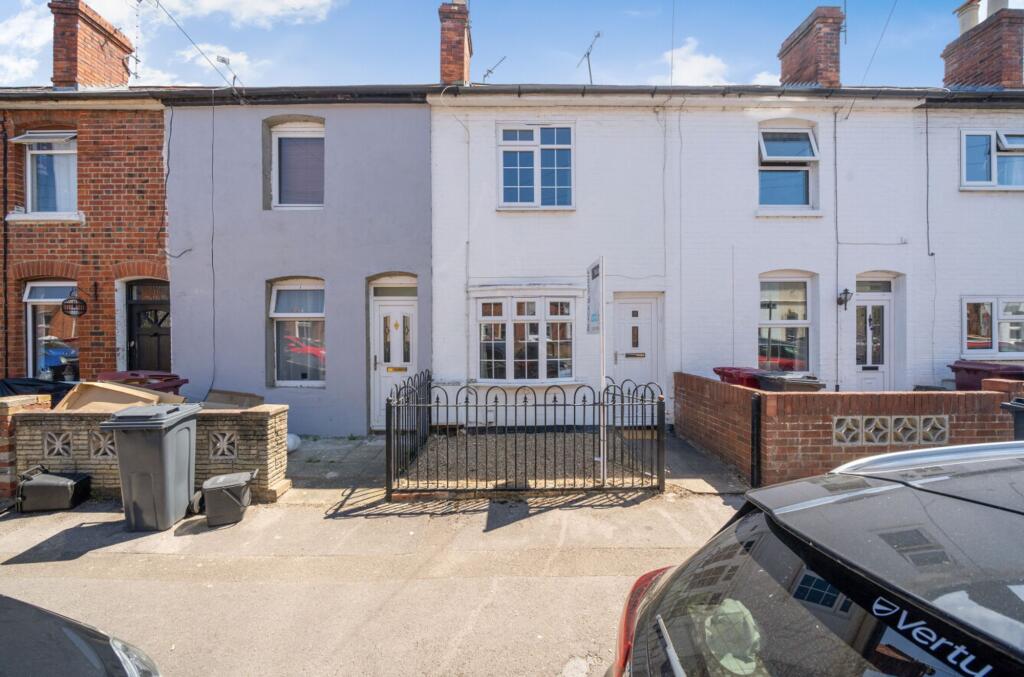 2 bed Mid Terraced House for rent in Reading. From Black & White Property Services - Reading
