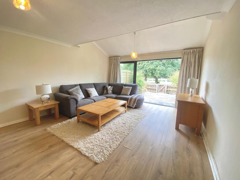 4 bed Mid Terraced House for rent in Chalkhouse Green. From Black & White Property Services - Reading