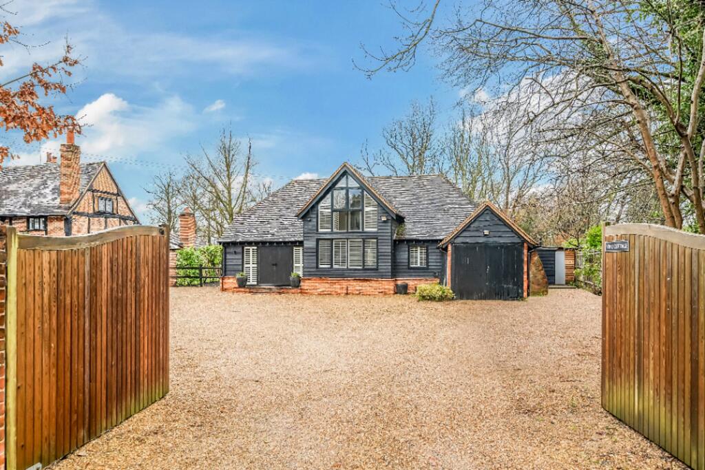 3 bed Detached for rent in Hurst. From Black & White Property Services - Reading