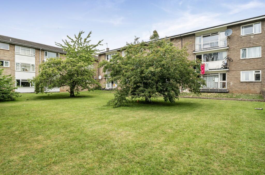 2 bed 1st Floor Flat for rent in Burghfield. From Black & White Property Services - Reading