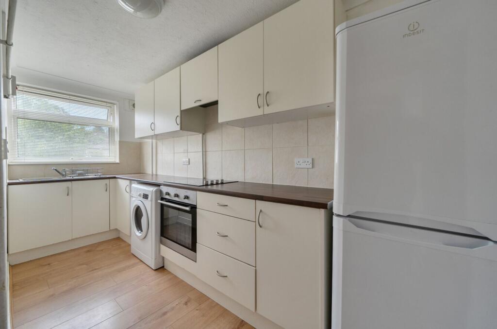 2 bed 1st Floor Flat for rent in Chalkhouse Green. From Black & White Property Services - Reading