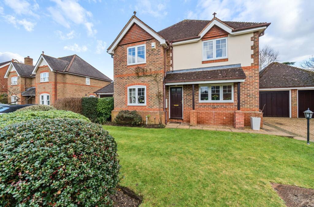 4 bed Detached for rent in Hurst. From Black & White Property Services - Reading