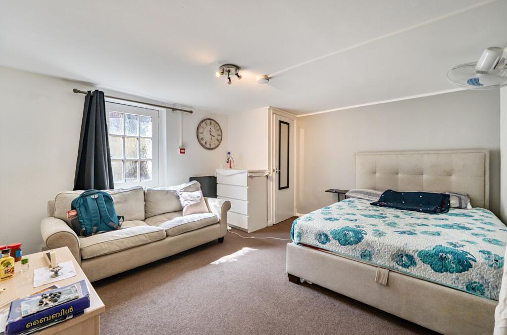 0 bed Studio for rent in Reading. From Black & White Property Services - Reading