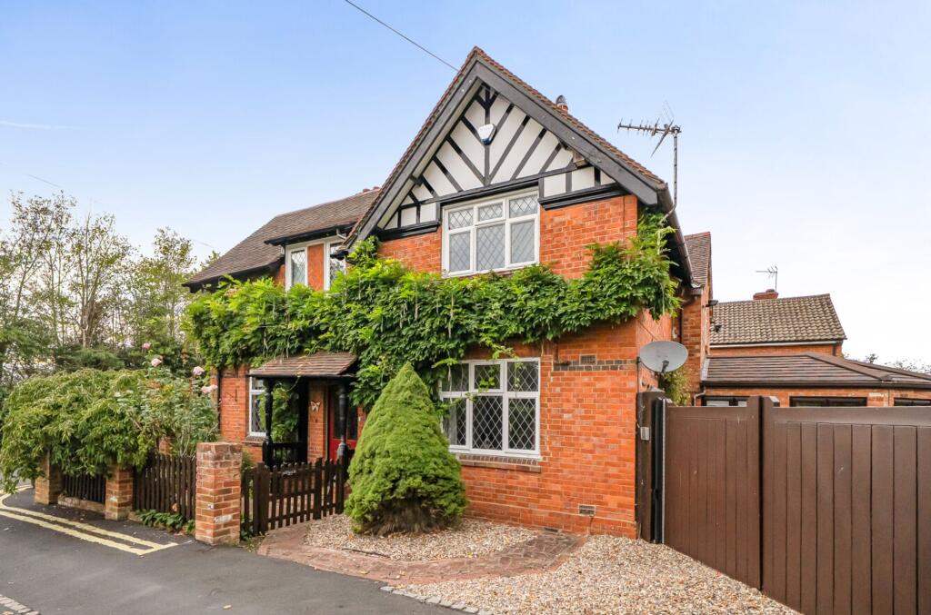 4 bed Semi Detached for rent in Chalkhouse Green. From Black & White Property Services - Reading 4 bed Semi Detached for rent in Chalkhouse Green. From Black & White Property Services - Reading