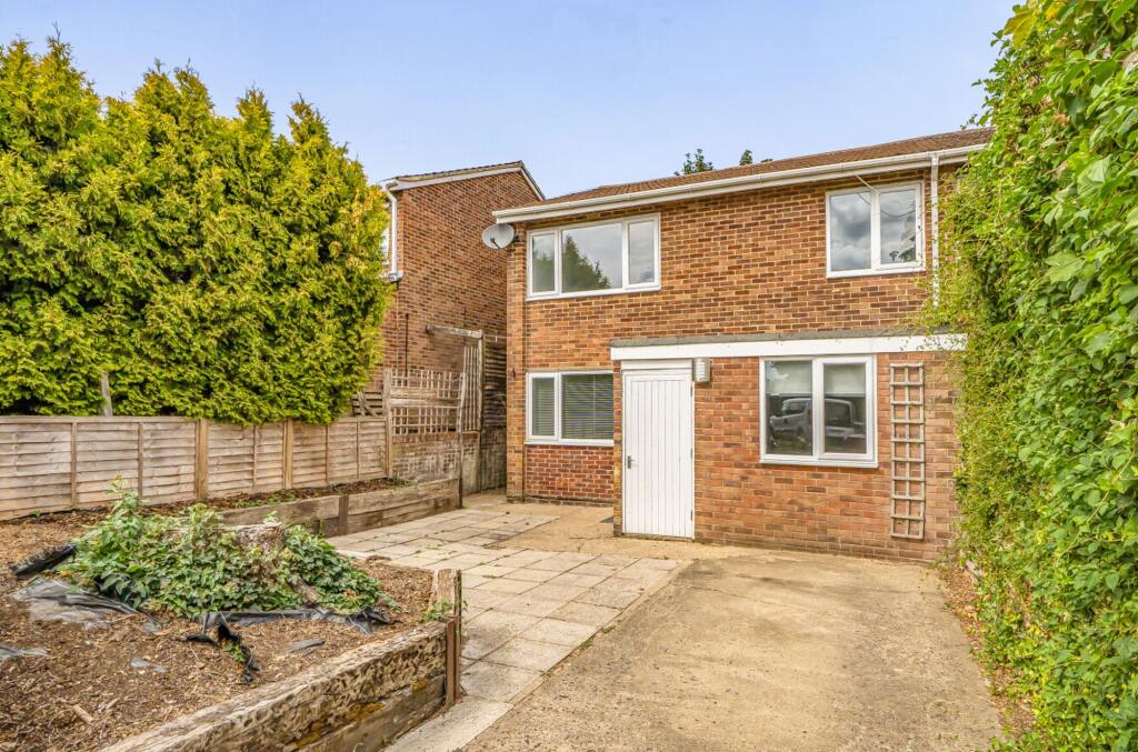 4 bed Semi Detached for rent in Sonning. From Black & White Property Services - Reading 4 bed Semi Detached for rent in Sonning. From Black & White Property Services - Reading