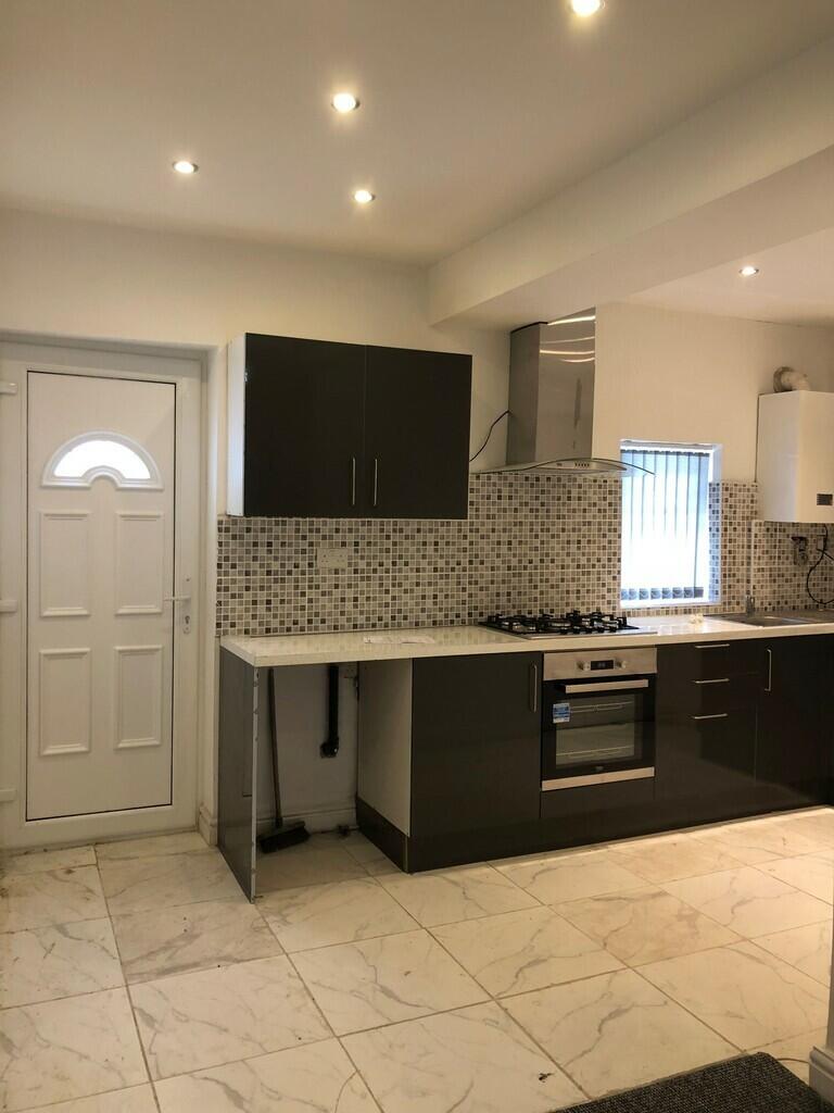 5 bed Mid Terraced House for rent in Manchester. From Black Stone Estate Agents - Manchester