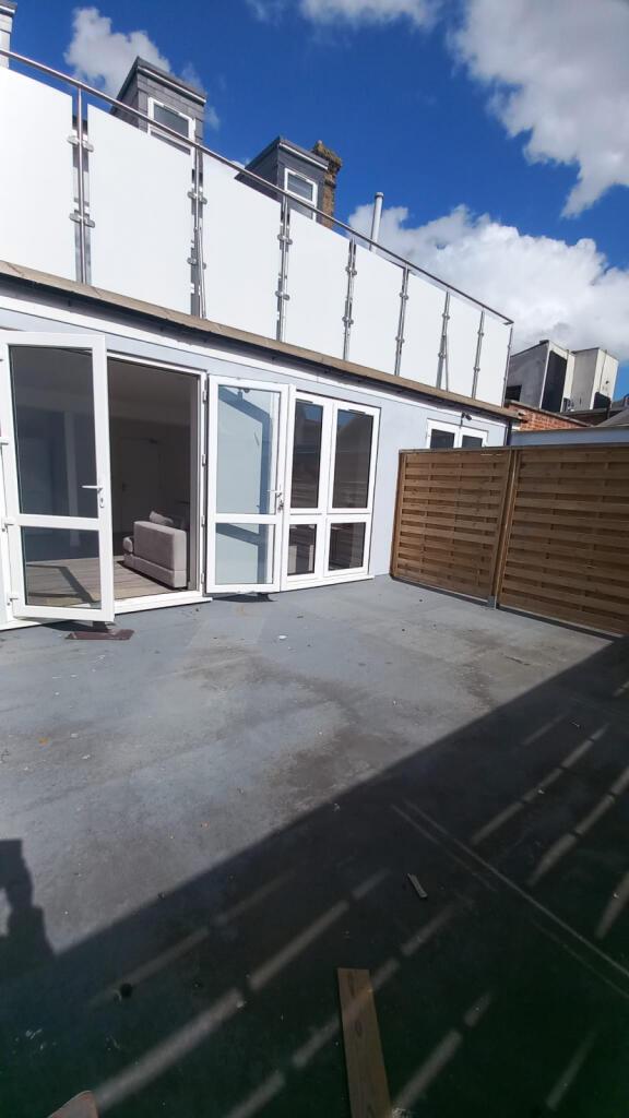 3 bed 1st Floor Flat for rent in Southend-on-Sea. From Ayers & Cruiks - Southend