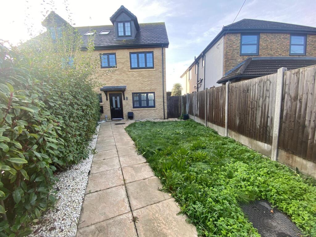 4 bed Semi Detached for rent in Daws Heath. From Ayers & Cruiks - Southend 4 bed Semi Detached for rent in Daws Heath. From Ayers & Cruiks - Southend