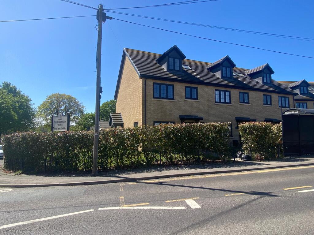 4 bed End of Terrace for rent in Daws Heath. From Ayers & Cruiks - Southend